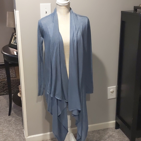 lululemon athletica Sweaters - Lululemon blue cardigan size 6 with thumb holes and in great condition
